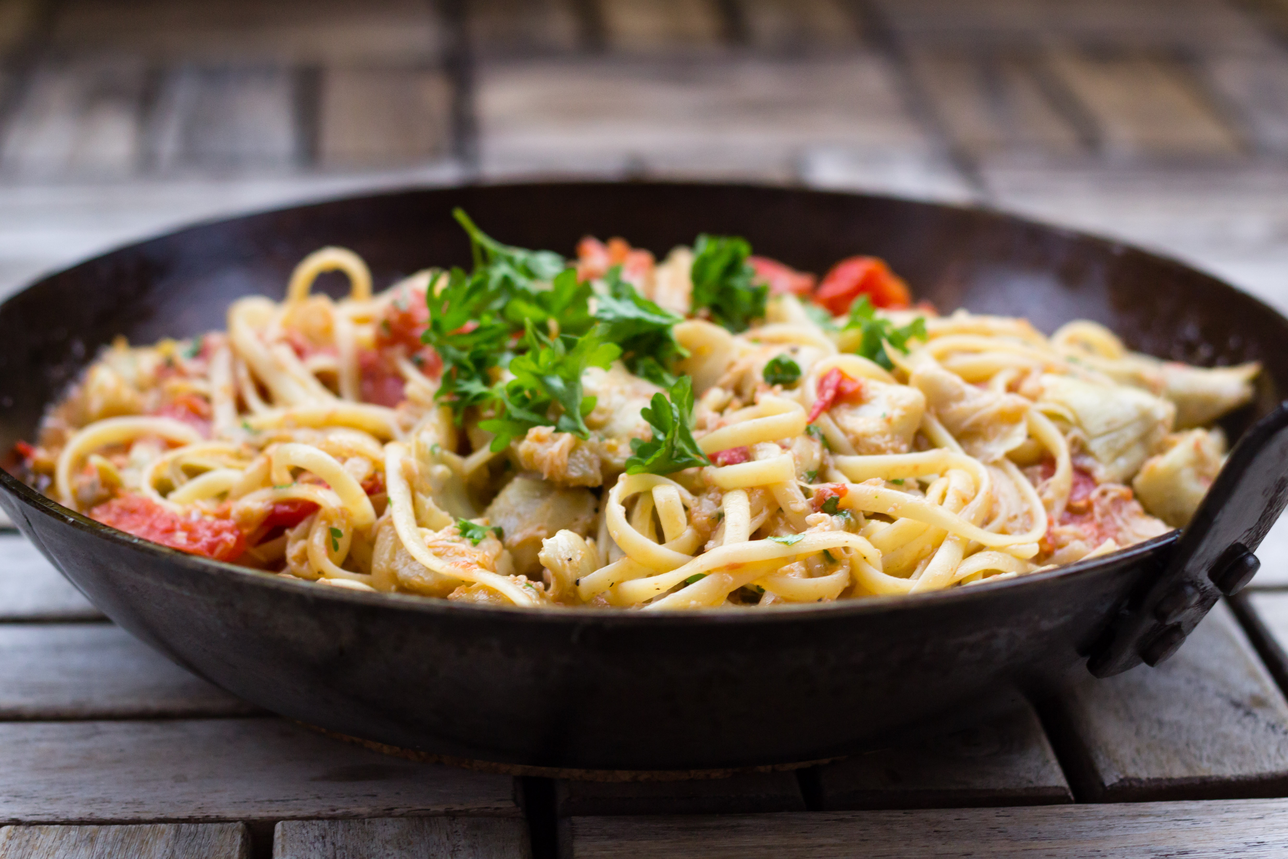 Lättlagat: Pasta med krabba, tomat och kronärtskocka – Äta bör man